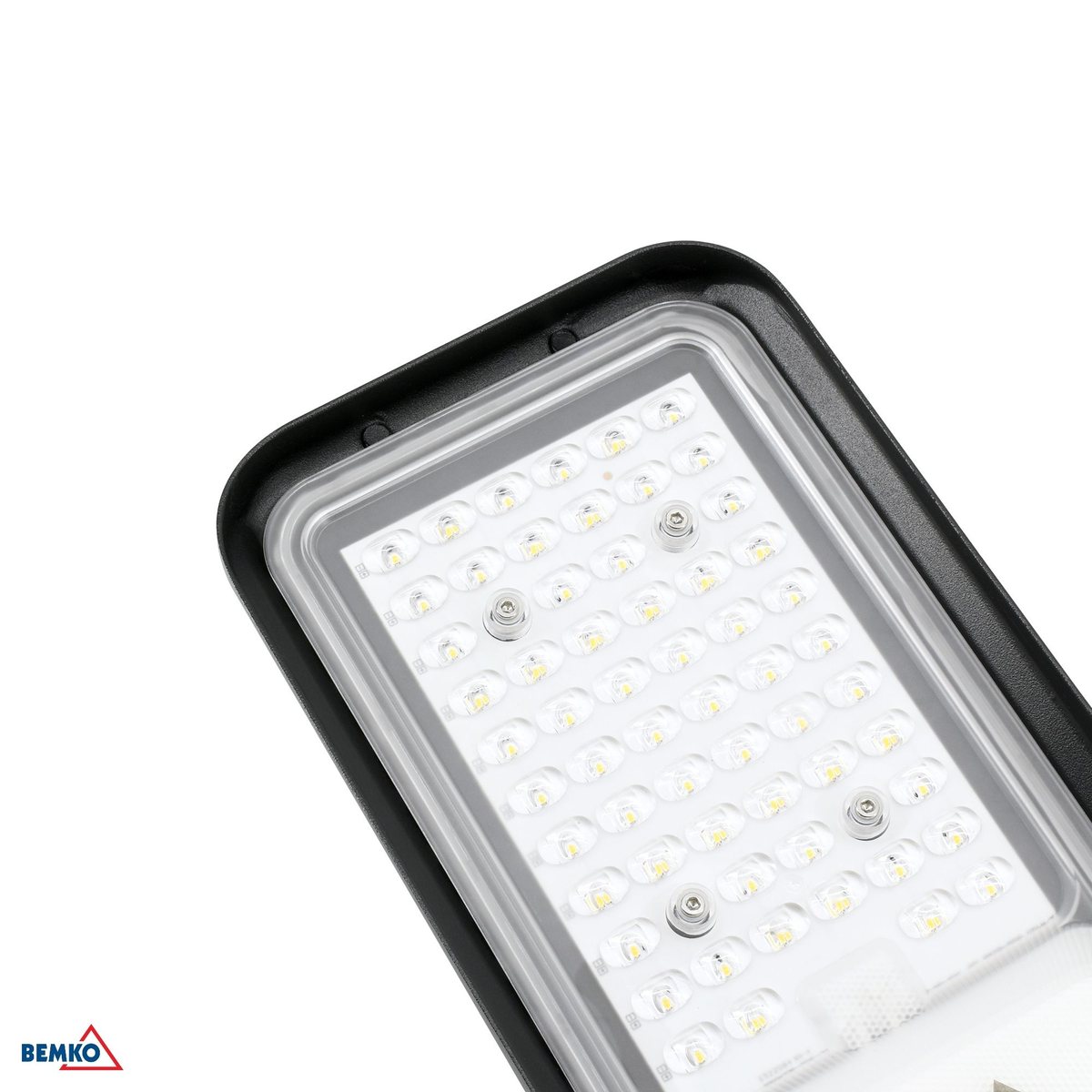 Zbliżenie matrycy diod LED pod przezroczystym kloszem, widoczne soczewki, śruby mocujące i uszczelka wokół krawędzi