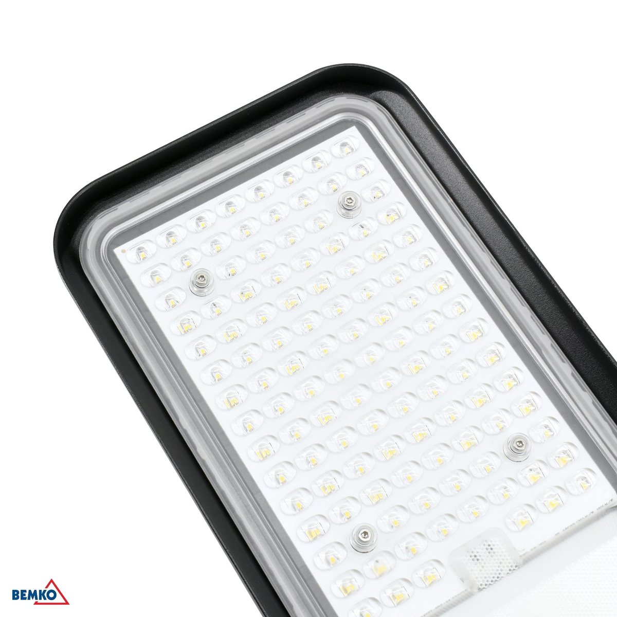 Zbliżenie matrycy diod LED pod przezroczystym kloszem, widoczne soczewki, śruby mocujące i uszczelka wokół krawędzi