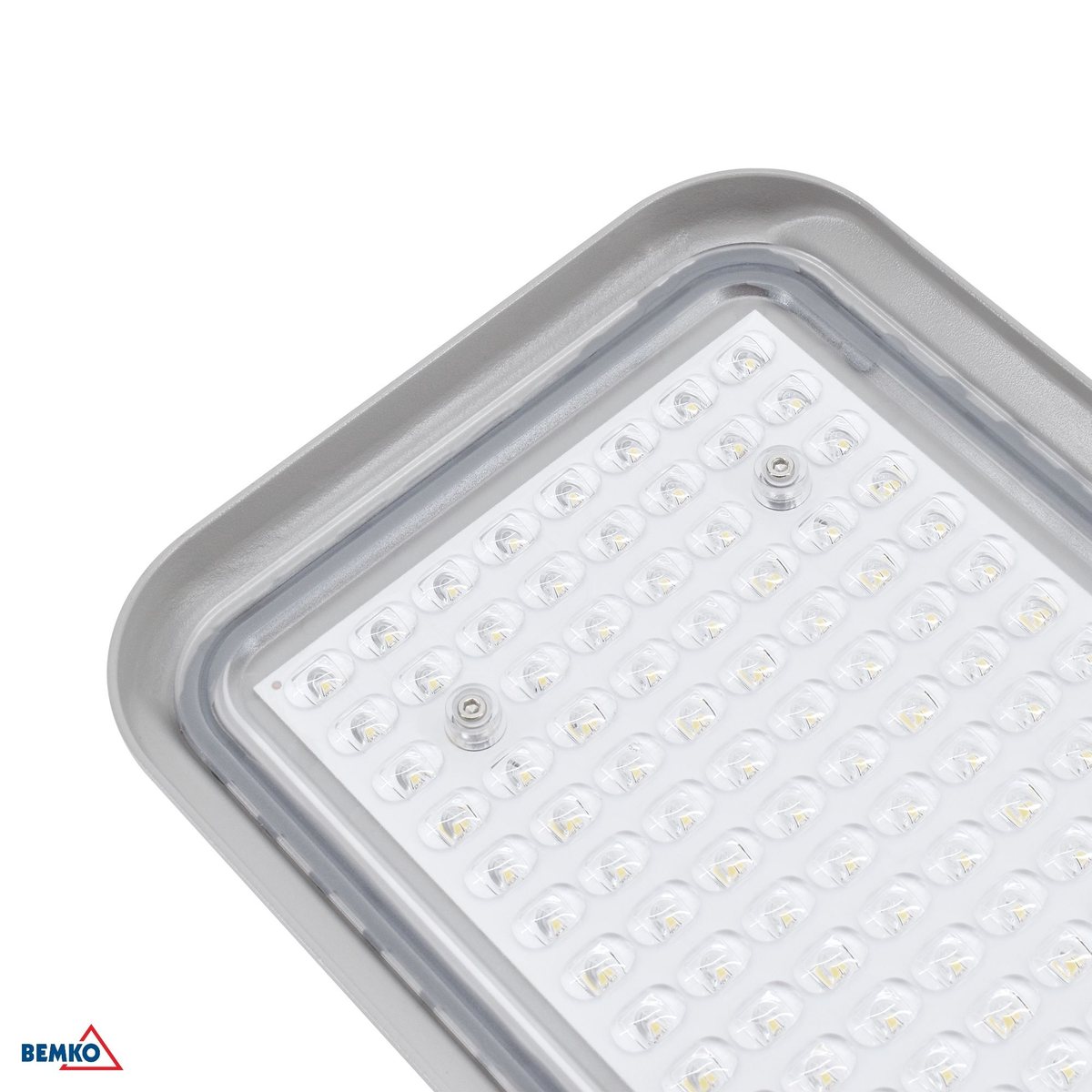Zbliżenie matrycy diod LED pod przezroczystym kloszem, widoczne soczewki i śruby mocujące płytkę