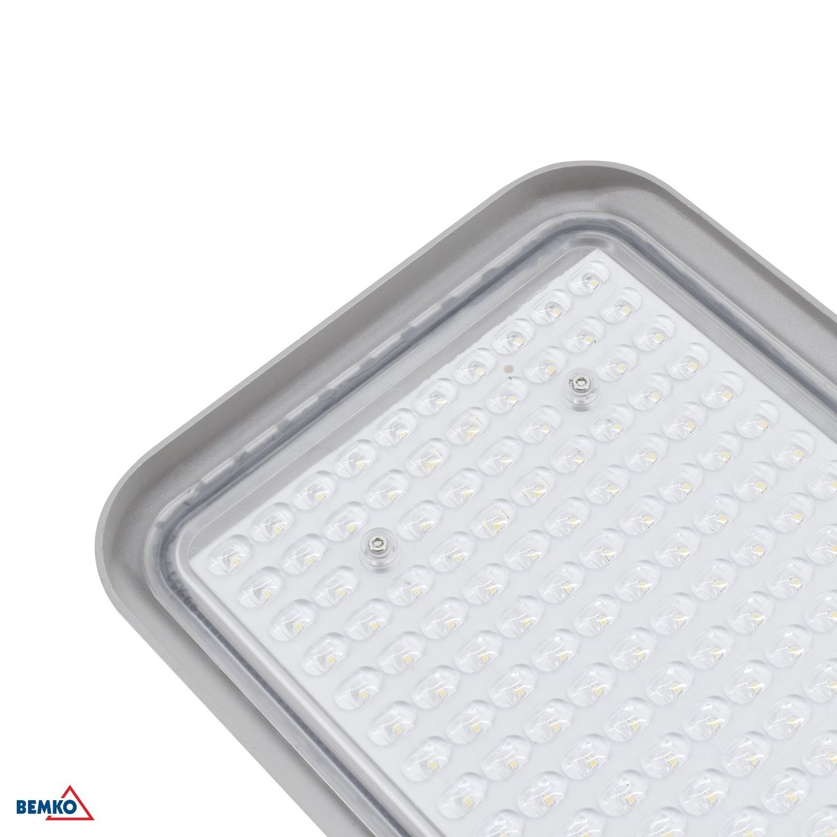 Zbliżenie matrycy diod LED pod przezroczystym kloszem, widoczne soczewki i śruby mocujące płytkę