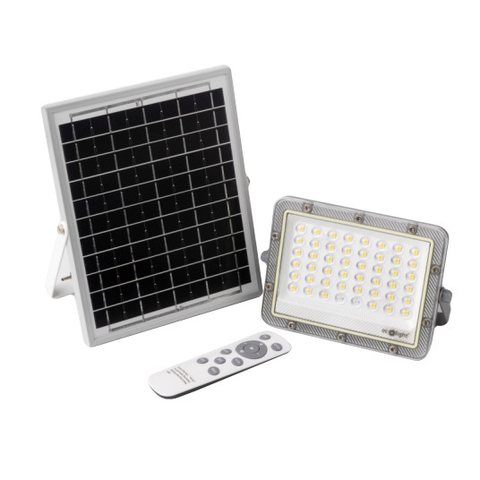 Szary naświetlacz solarny, osobny panel słoneczny na własnym stojaku i pilot leżące obok siebie na jasnym tle