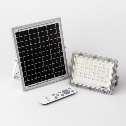 Panel słoneczny na stojaku obok naświetlacza i pilota, widoczna matryca diod LED w oprawie