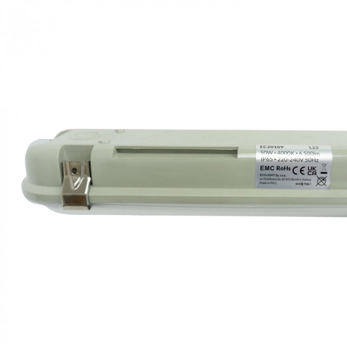 Zbliżenie na jeden koniec obudowy z etykietą znamionową EC20109, 50W, 4000K, 6500lm, IP65, 220-240V i metalowym zaczepem sprężynowym mocującym klosz