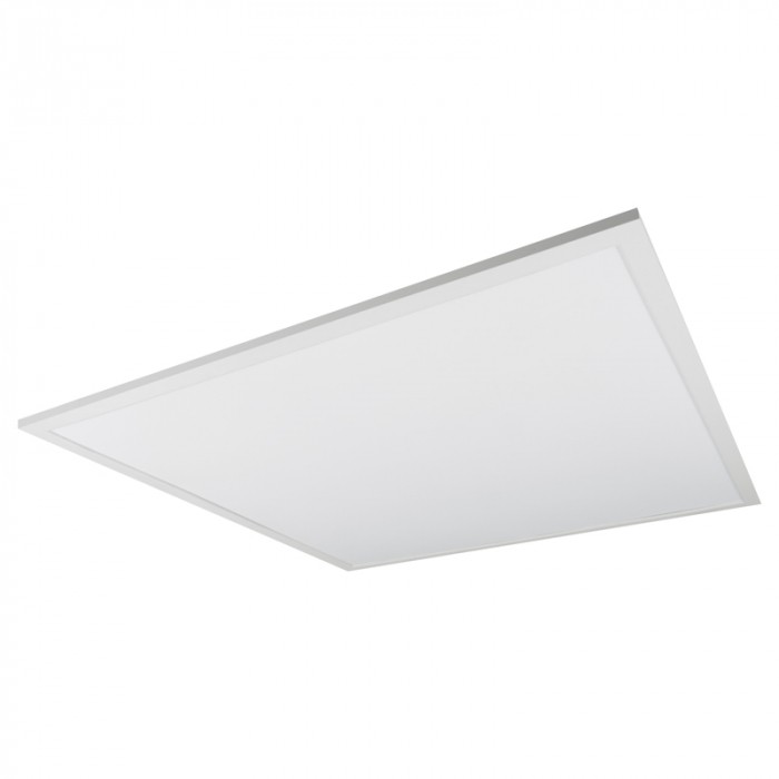 Zdjęcie produktowe na białym tle: kwadratowa płyta 595 × 595 mm ustawiona pod kątem, cała dolna powierzchnia to jednolity mleczny klosz obwiedziony wąską biała ramką