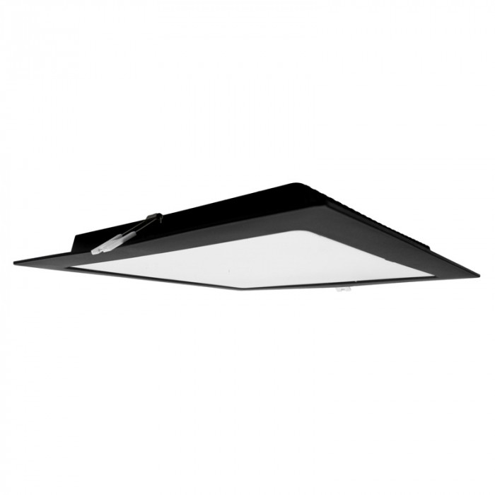 Oprawa downlight w kolorze czarny, cała w kadrze, na jasnym tle