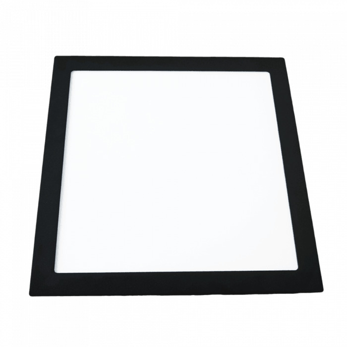 Oprawa downlight w kolorze czarny, cała w kadrze, na jasnym tle