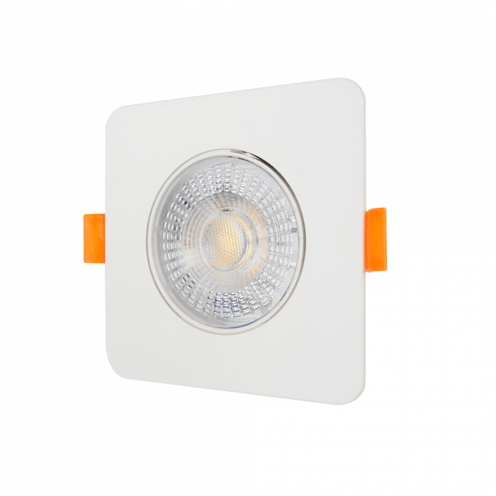 Oprawa downlight w kolorze biały, cała w kadrze, na jasnym tle